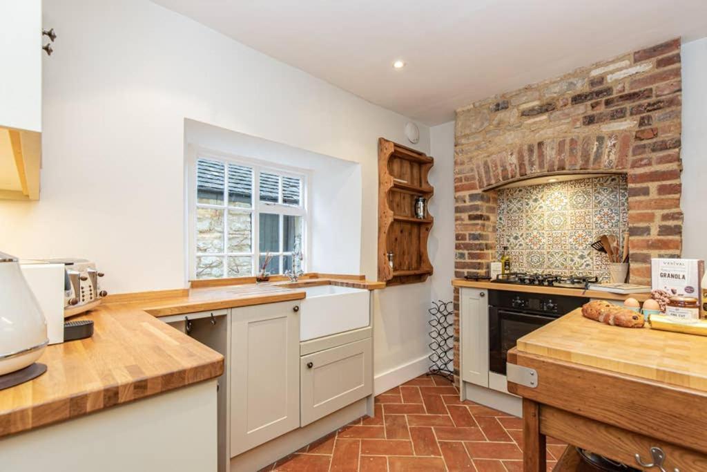 Oxfordshire Living - The Bowler Hat Cottage - Woodstock Bagian luar foto